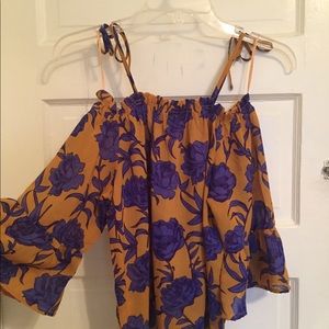 Off the shoulder shear printed shirt